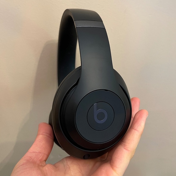 Beats Studio Pro - Wireless Bluetooth Noise Cancelling Headphones - Picture 3 of 3